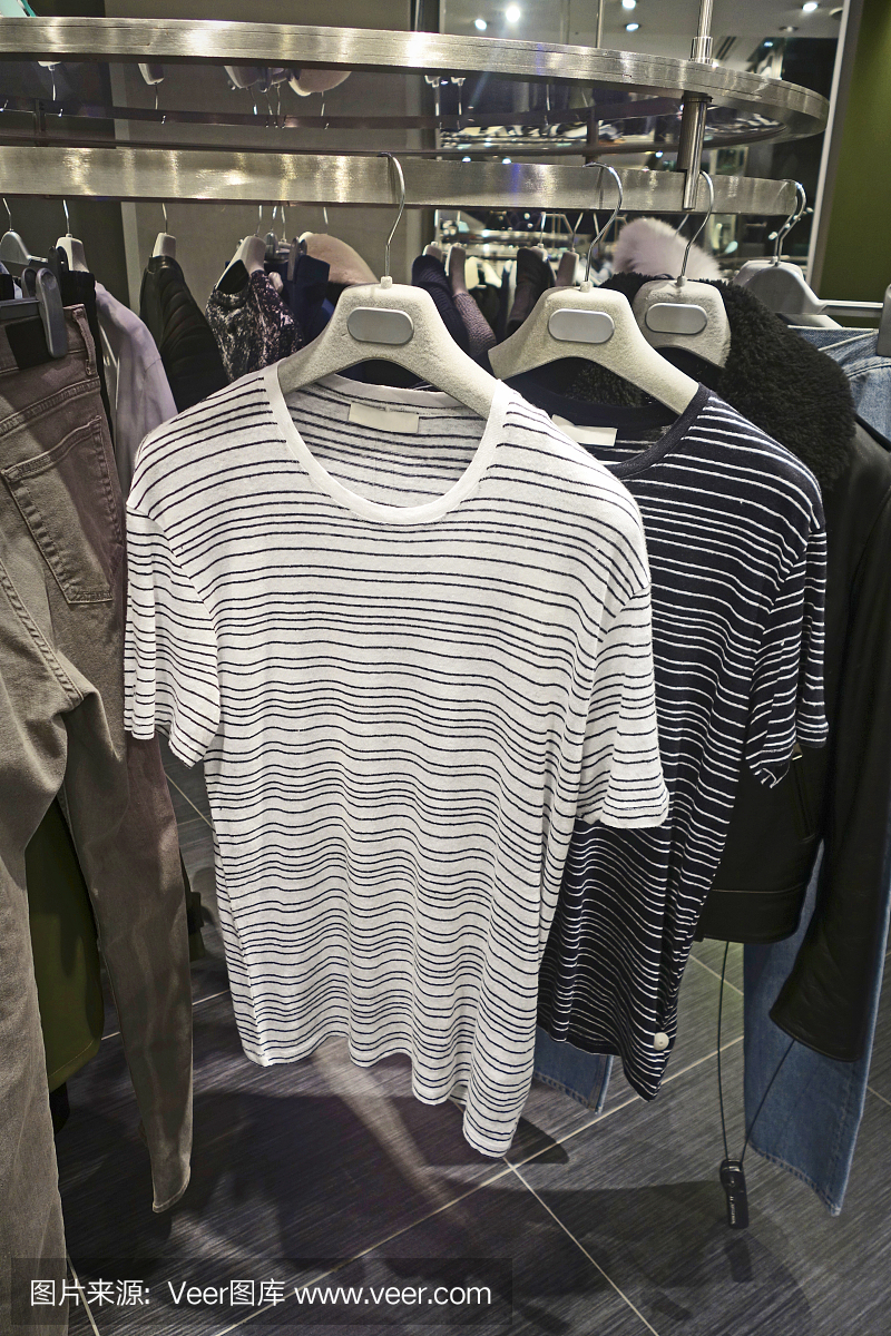 在時(shí)尚店里買襯衫